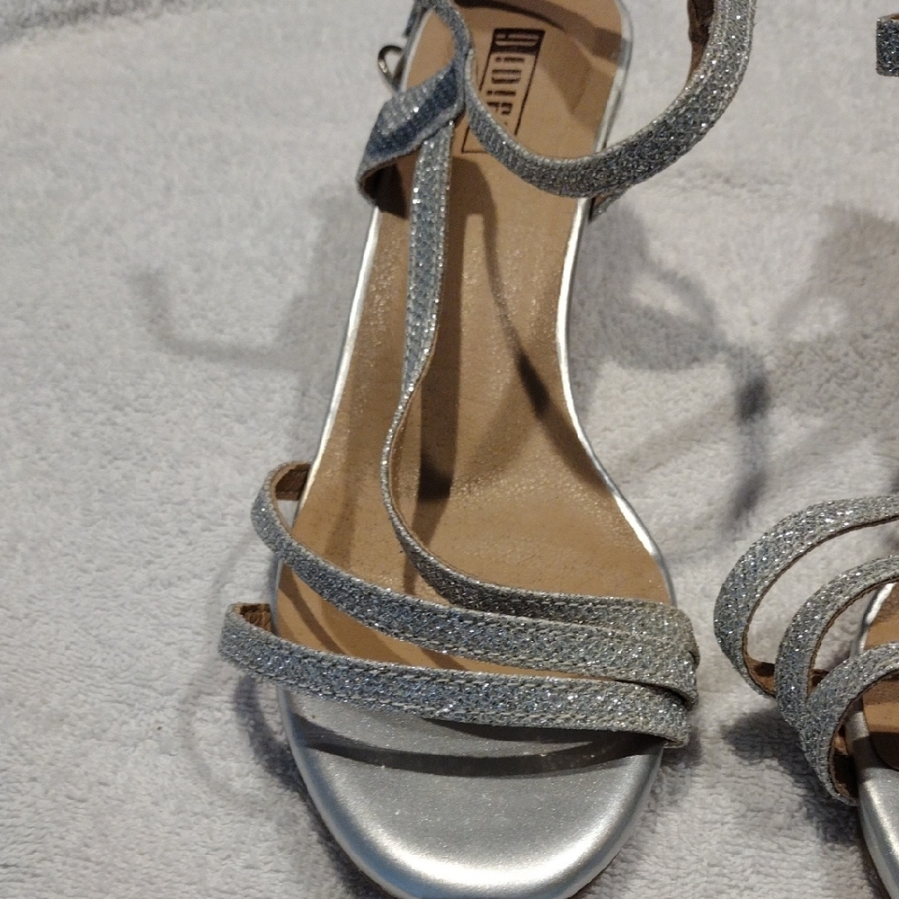 Alfani women Elegant and Chic Glittering Silver Sandals - Picture 4 of 7